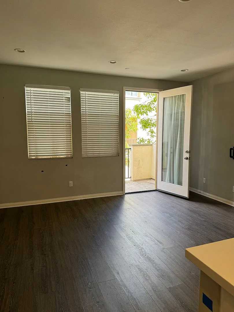 Gorgeous 3 Bedroom 3 Bath Townhome — Photo 4