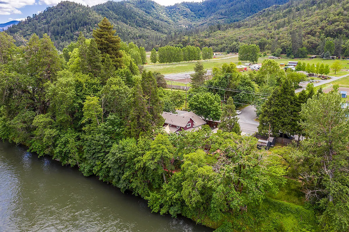 5032 Rogue River Hwy photo 1