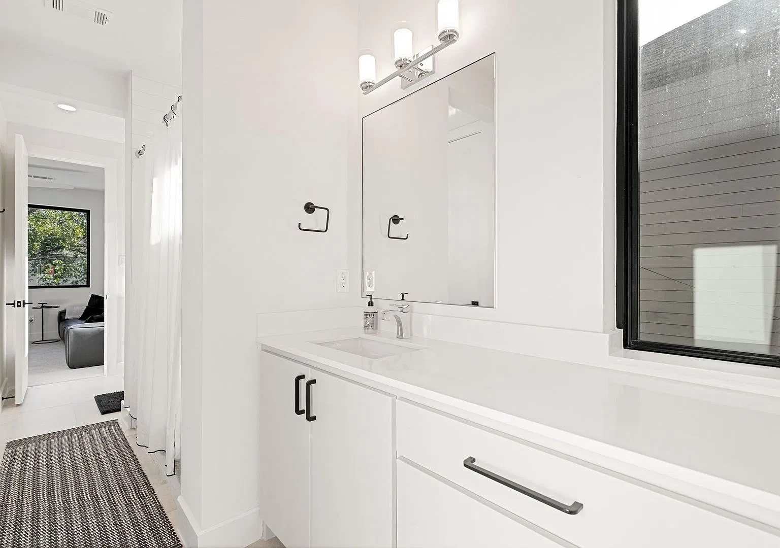 Designer East Village Home with Private Office and Yard — Photo 3