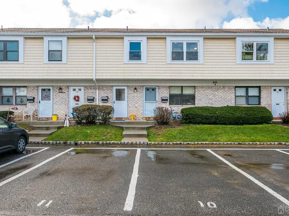 208 Silver Ct, Hamilton, NJ 08690