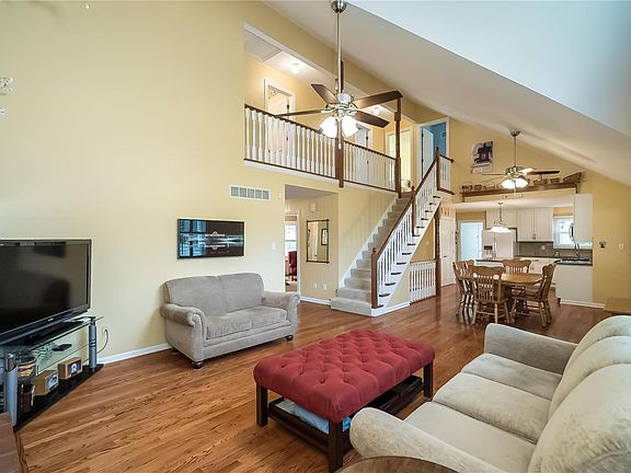 3rd image of 903 Hanna Oaks Ct
