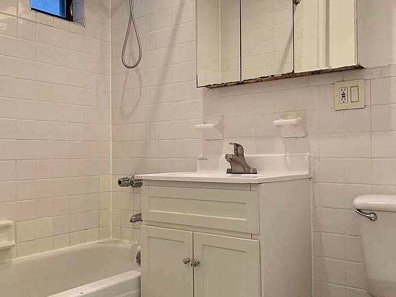 4th image of 320 E 34th St APT 6