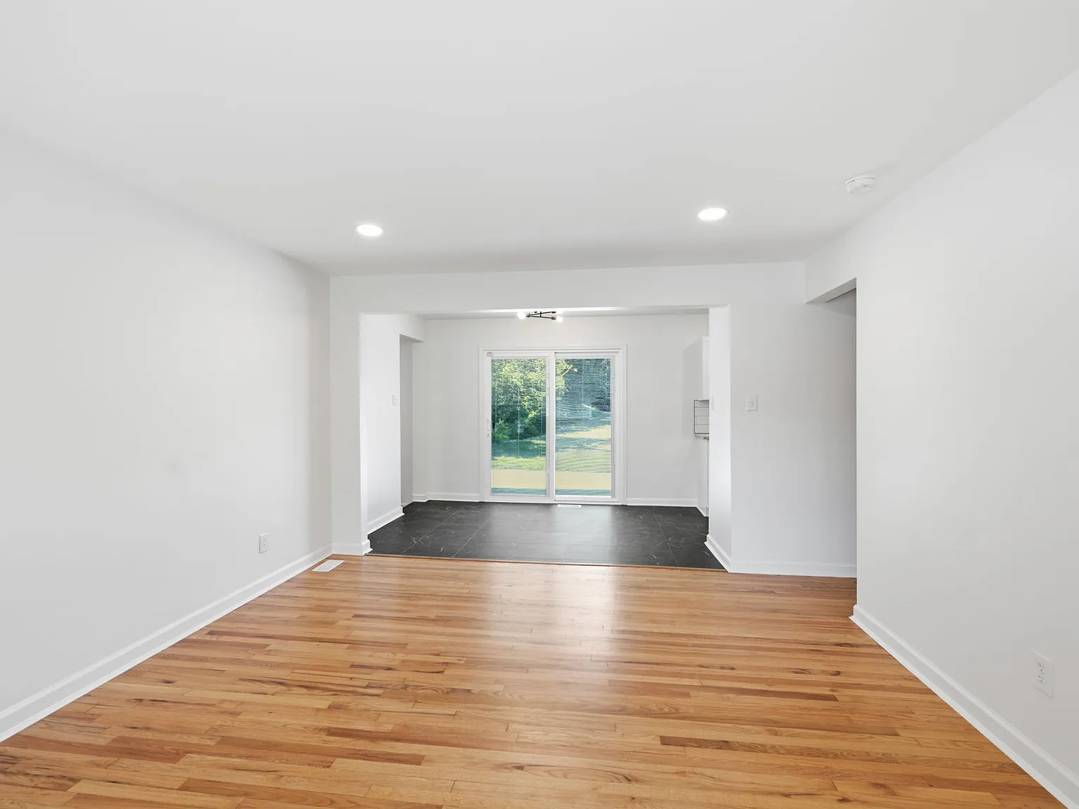 3 bed, 1200 sqft, $2,300 — Photo 4