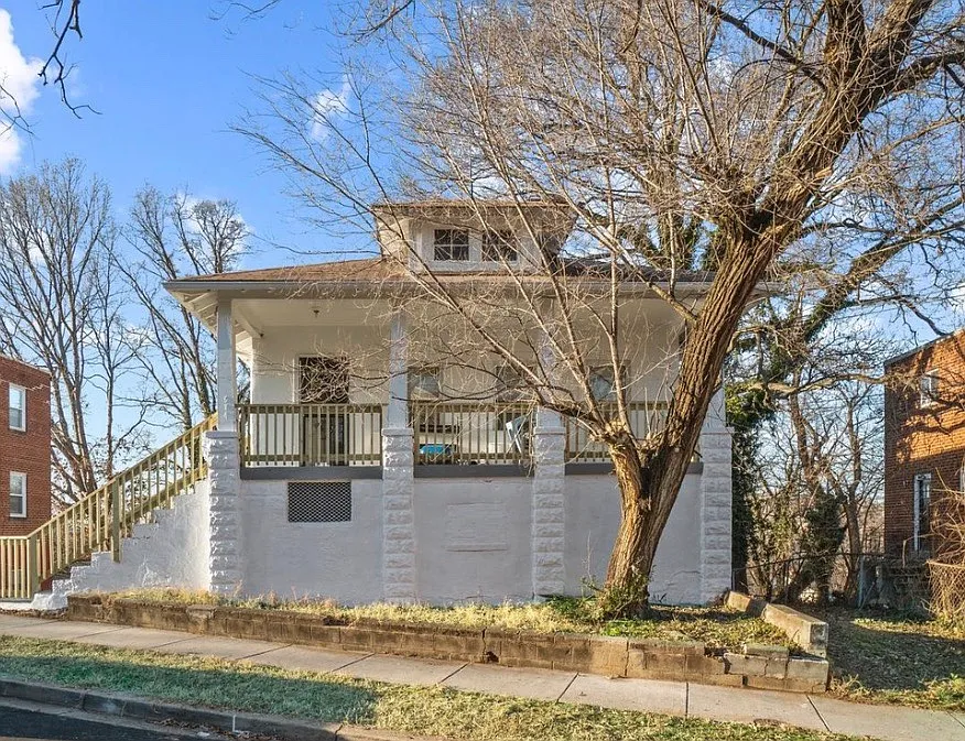 574 49th Pl NE