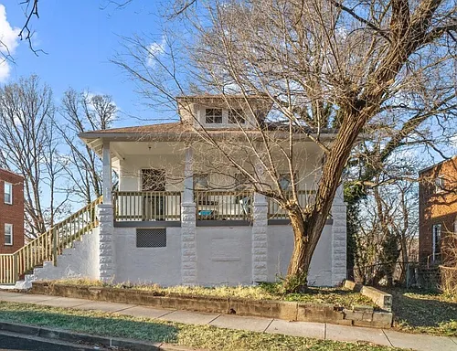 574 49th Pl NE Photo 1