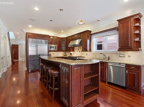 4th image of 1928 W Wellington Ave