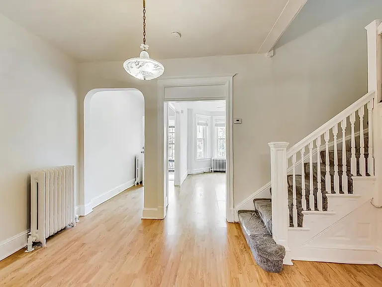 137 R St NE — Photo 3