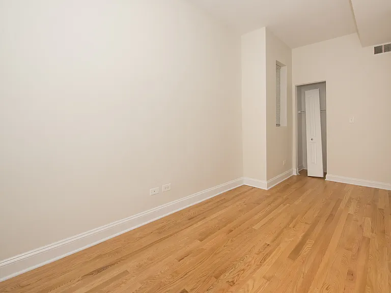 2724 W Division St #2R — Photo 8