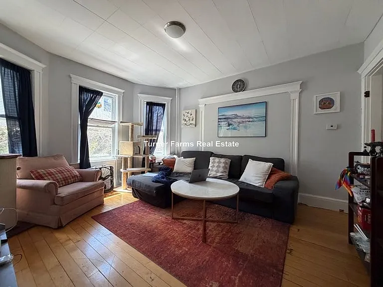 11 Burnham St #1R — Photo 1