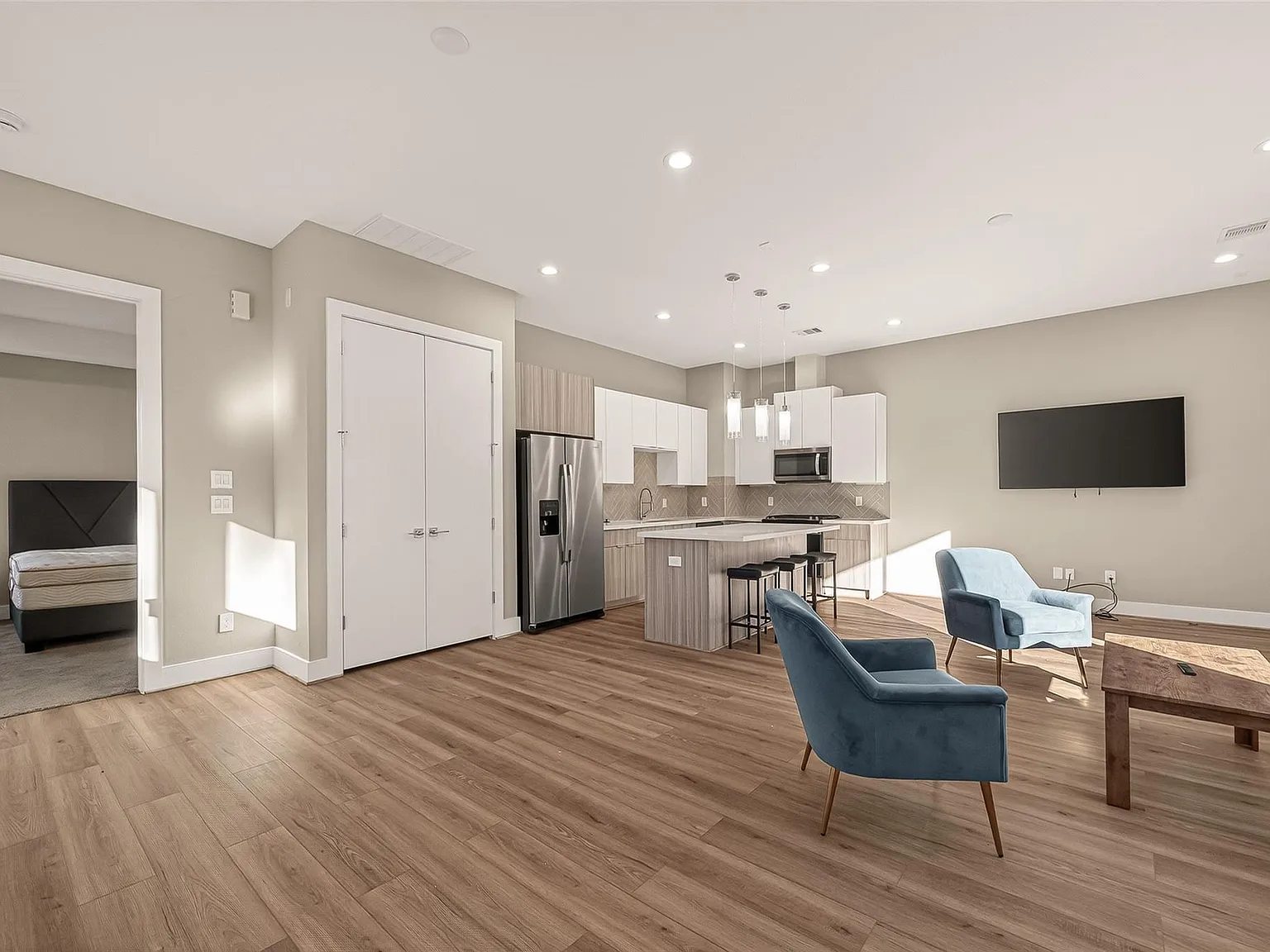 3 bed, 2.5 bath, 1556 sqft, $2,300 — Photo 3