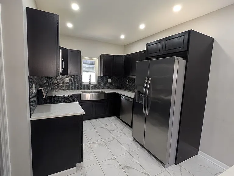 2508 Cobden St — Photo 6