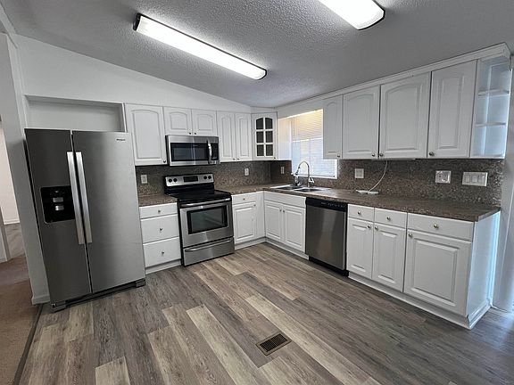3rd image of 904 Cox Ferry Circle
