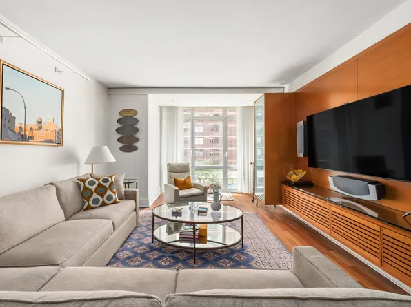 300 East 55th Street image 1 of 10