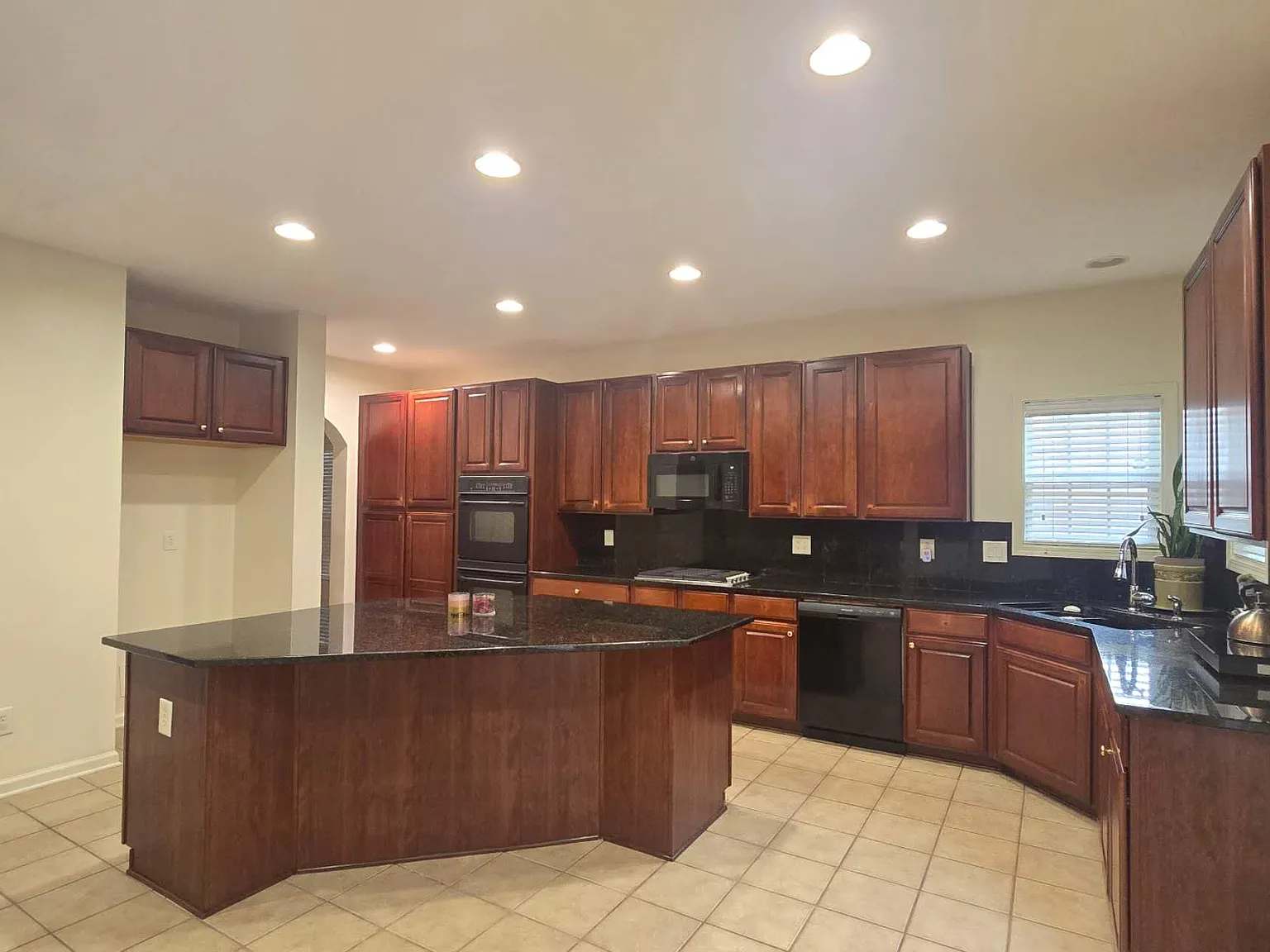 4 bed, 3591 sqft, $2,695 — Photo 2