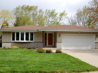 2128 Sunnyside Dr, Waukesha, WI 53186