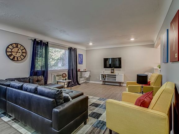 5th image of 629 W Maple Rd APT 17
