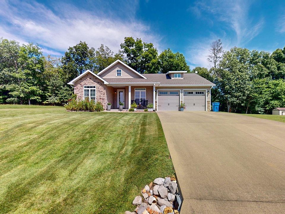 1st image of 641 Rose Ln