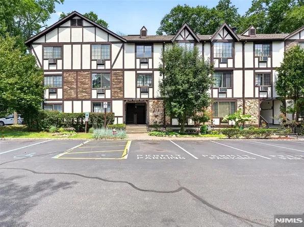 1510 Faulkner Ct, Mahwah, NJ 07430