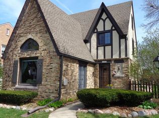 2402 N 82nd St, Wauwatosa, WI 53213