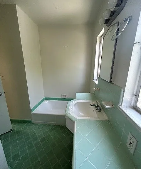 1340 N. June St/6616-6622 De Longpre Ave. — Photo 15