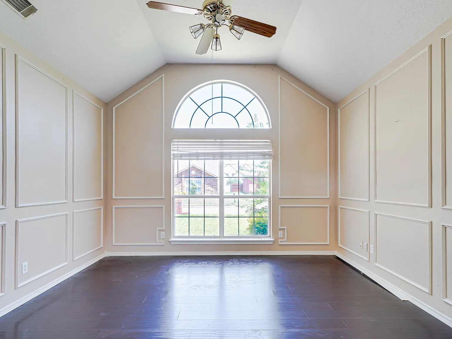 3 bed, 1995 sqft, $2,545 — Photo 3