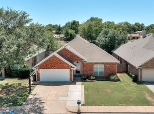 825 Oak Creek Dr, Moore, OK 73160