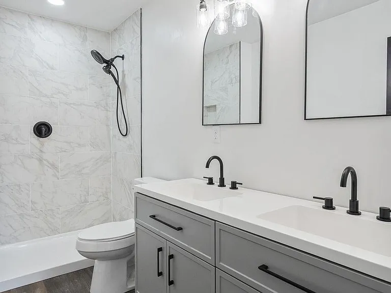 205 W King St — Photo 2