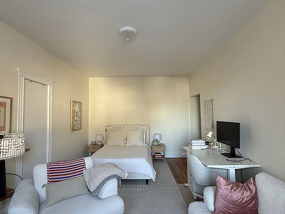 3rd image of 28 Colborne Rd APT 2
