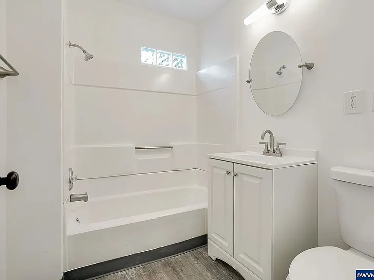 242 Jackson St E — Photo 20