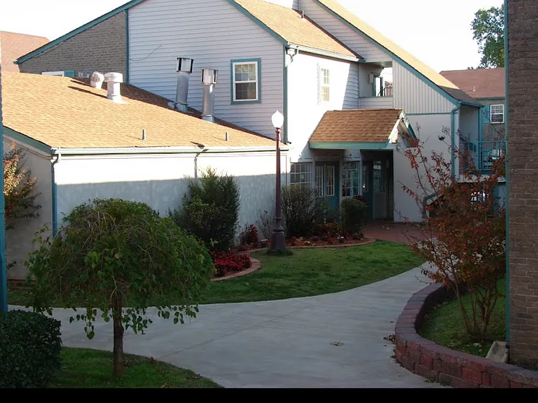 Briar Glen Apartments — Photo 2