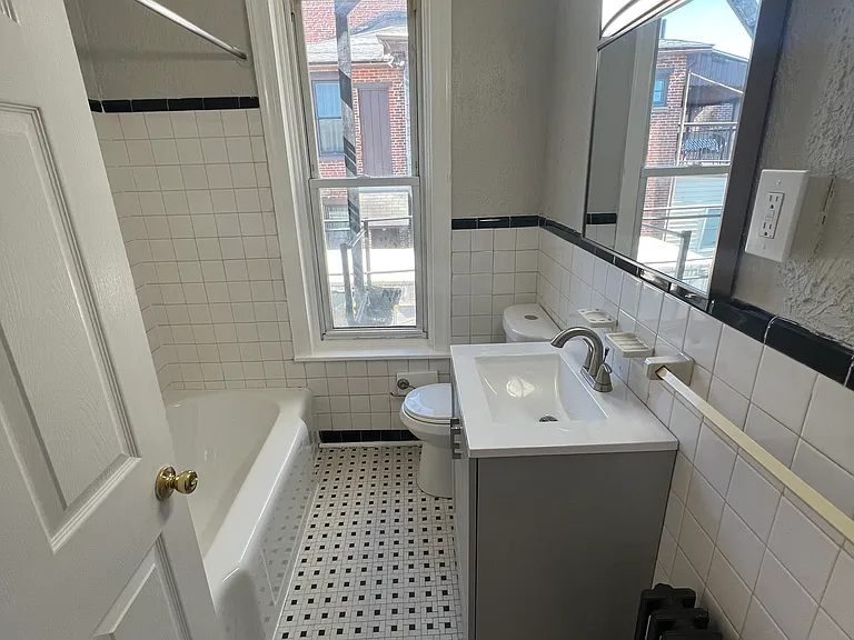 908 N Franklin St #2 — Photo 8