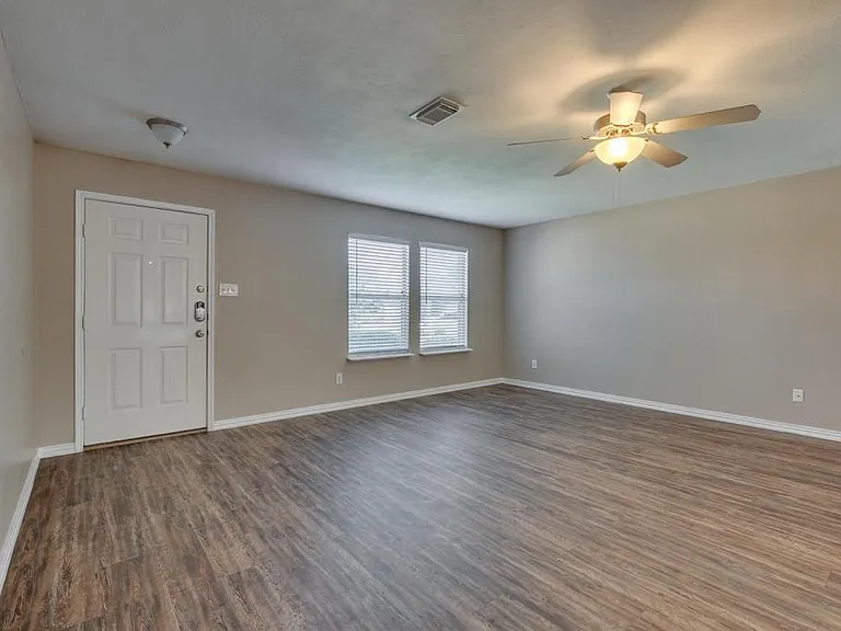 5536 Camarillo Dr — Photo 2