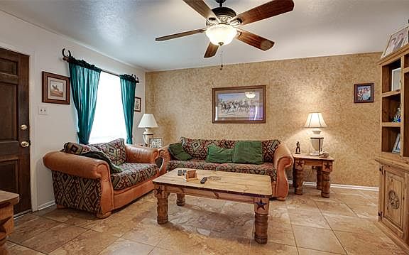 3rd image of 609 Clover Park Dr