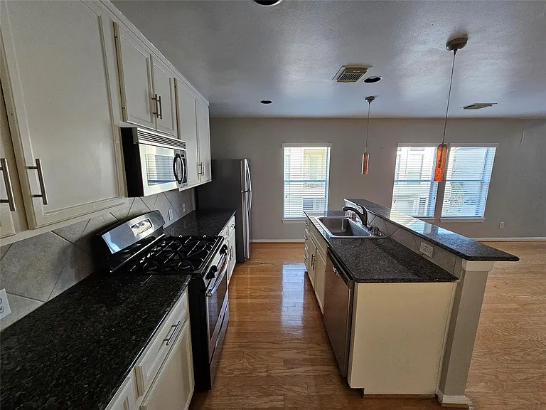 1271 W 17th St — Photo 11
