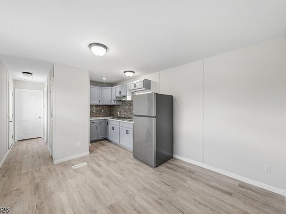 5th image of 47 Helen Dr