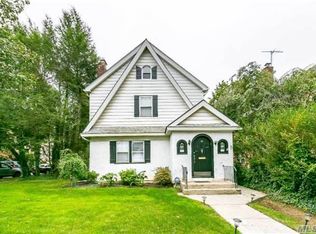 28 Baker Hill Rd, Great Neck, NY 11023