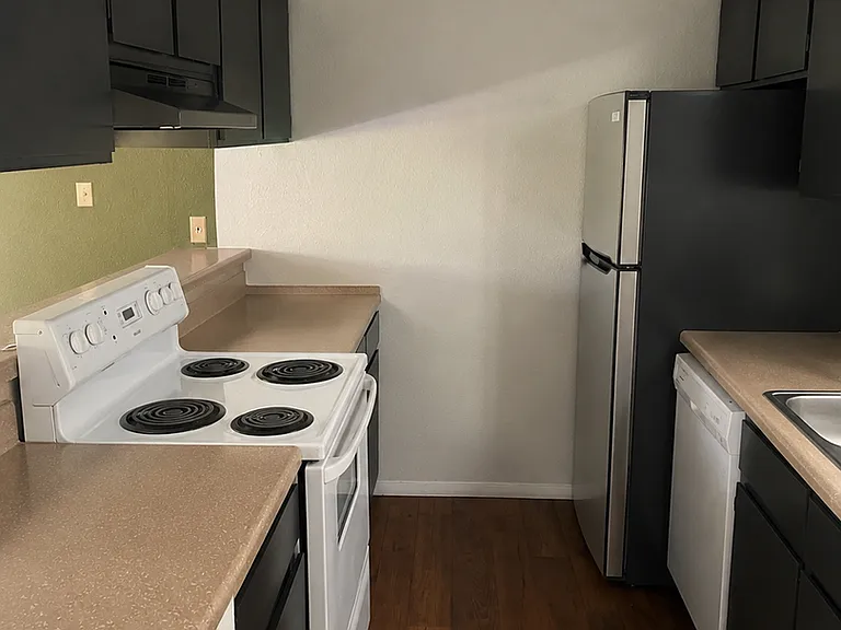Southland Apartments — Photo 29