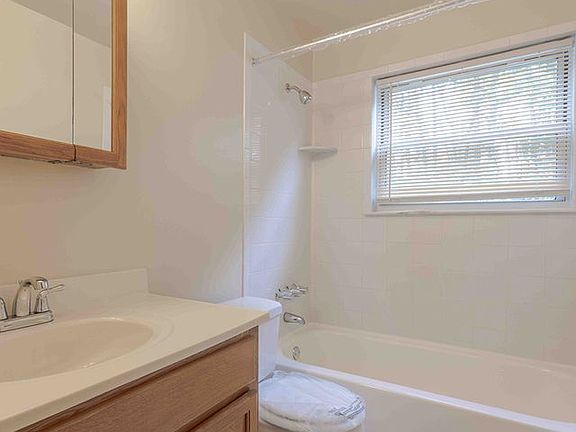 5th image of 539 Vaughn Ave #H8