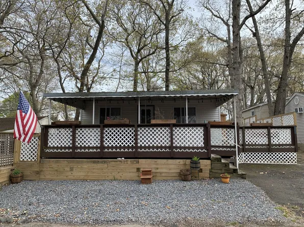 15 Cottage Rd, Baiting Hollow, NY 11933