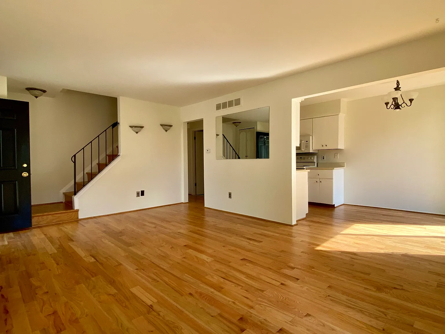 2 bed, 1.5 bath, 934 sqft, $1,350 — Photo 2