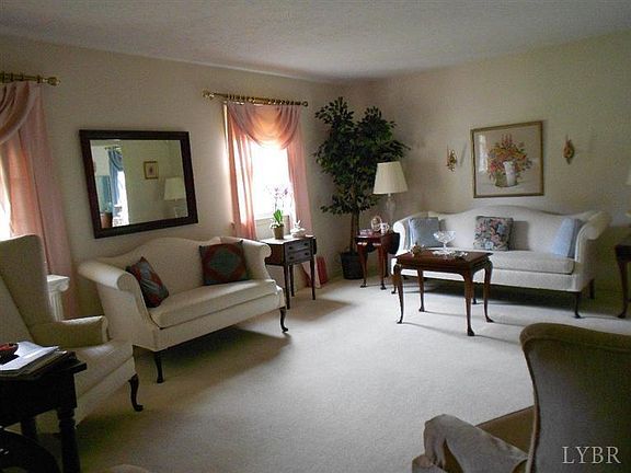 3rd image of 302 Robin Dr