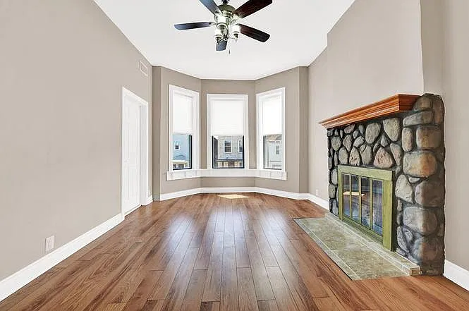 3 bed, $1,800 — Photo 2