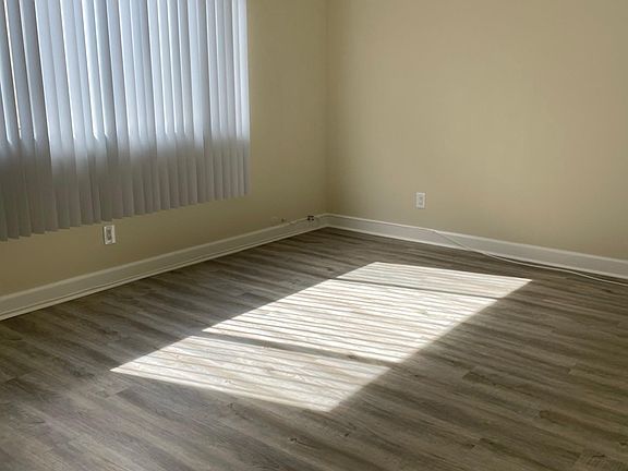 5th image of 17938 Burbank Blvd #2333