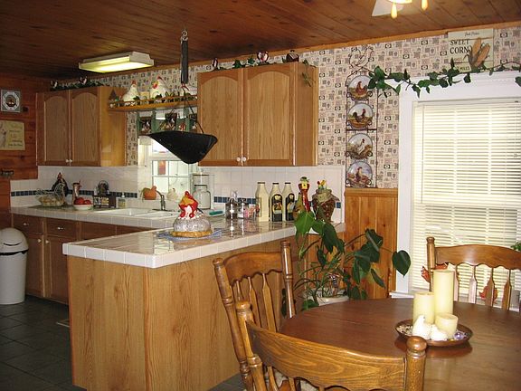 Tiled counter tops & tiled floor