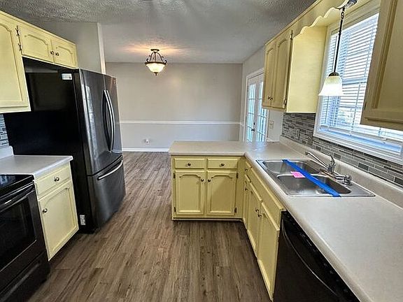 3rd image of 302 Oakdale Dr