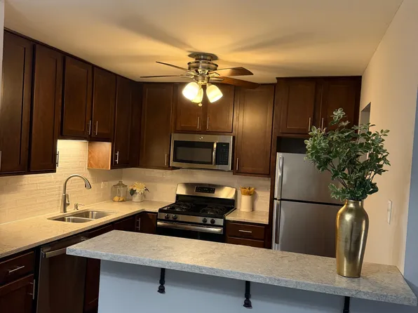 3605 Central Rd #2, Glenview, IL 60025