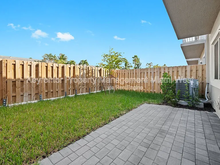 1385 SE 7th Ter — Photo 12