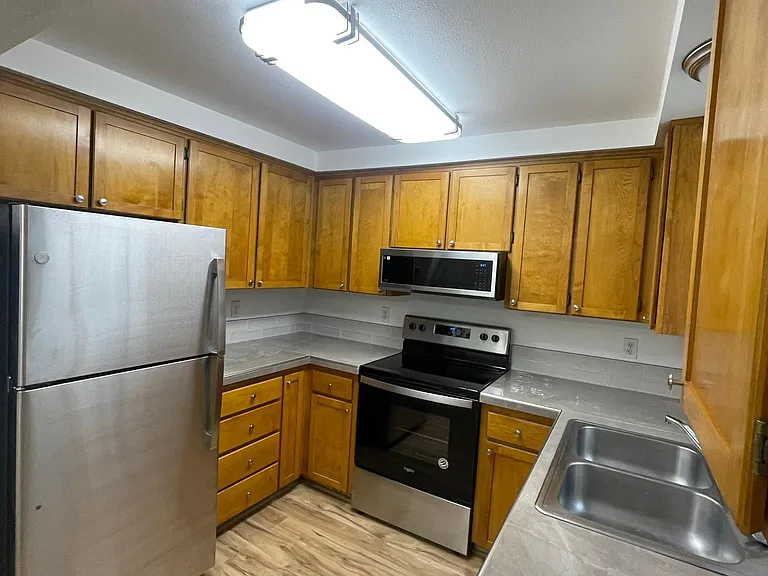2075 NE Holliday Ave — Photo 3