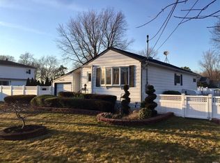 91 Brentwood St, Bay Shore, NY 11706