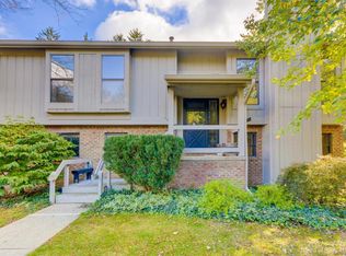 2150 Spruceway Ln, Ann Arbor, MI 48103